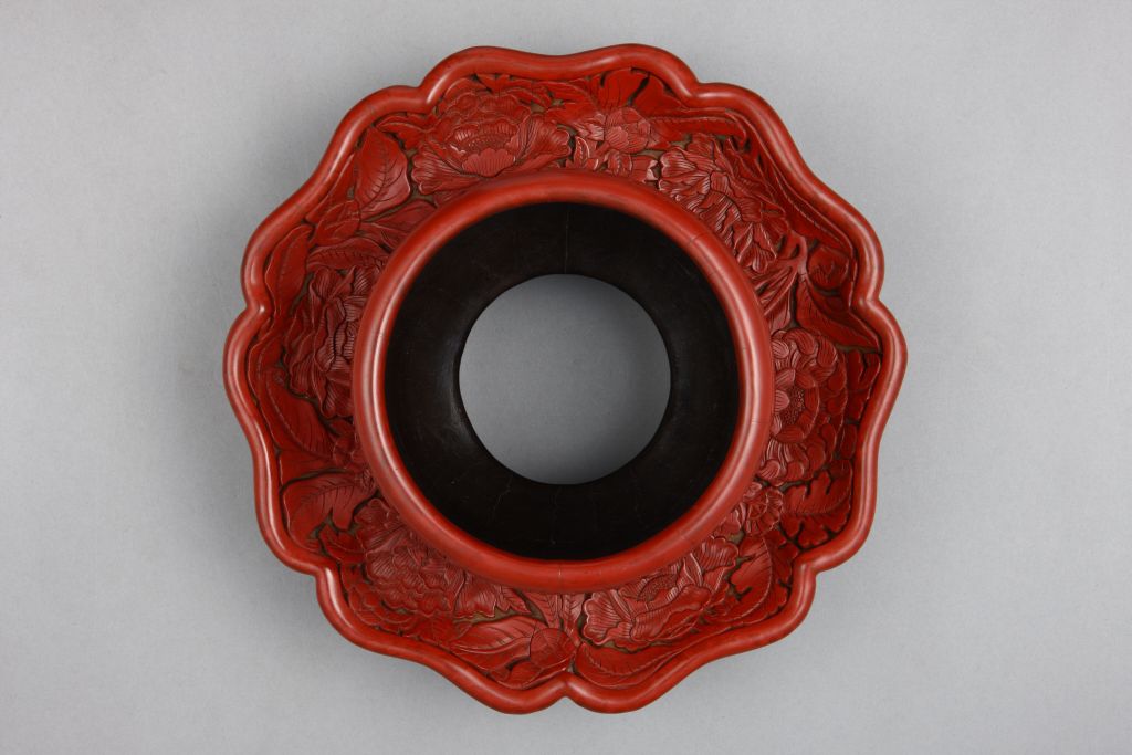 图片[2]-Bright red flower pattern holder-China Archive